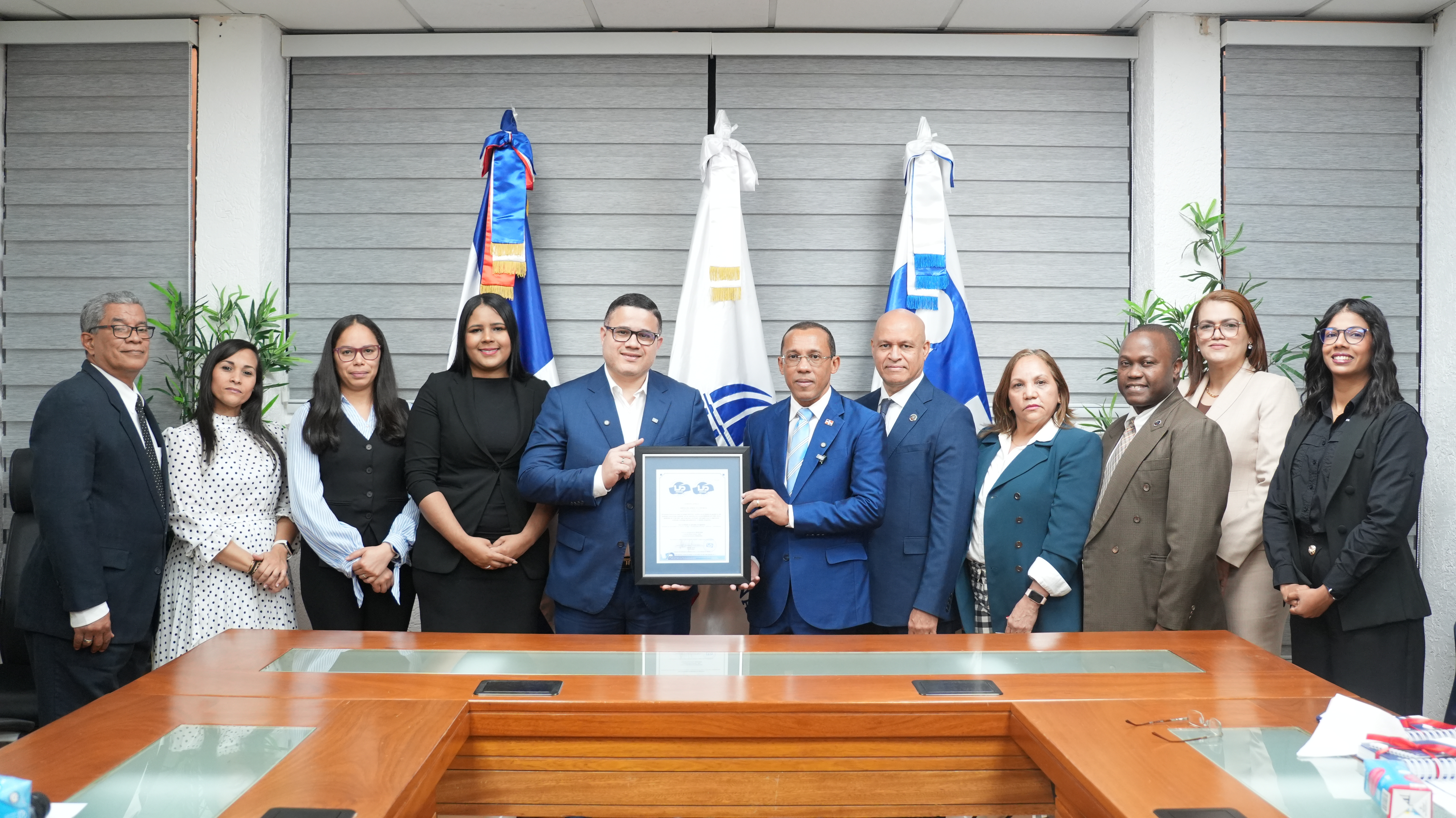 INDOCAL entrega certificaciones ISO 37001 e ISO 37301 a la Contraloría ...